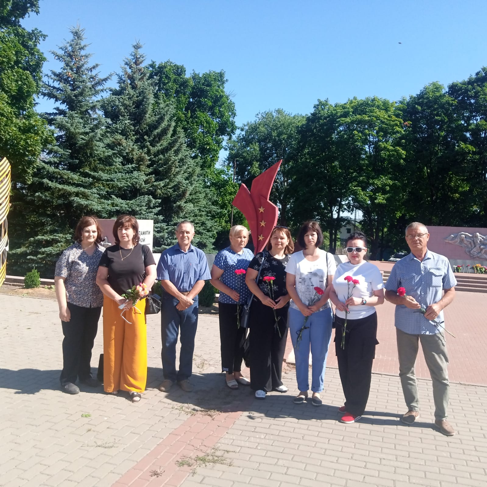 Коллектив МБУ ЦСО возложили цветы к памятнику